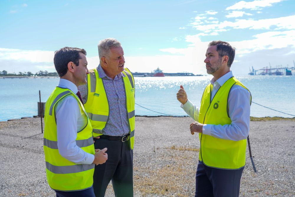Premier and Minister for Natural Resources visit bp’s Bulwer Island facility in Brisbane which will secure additional fuel storage to restore fuel security in Queensland.